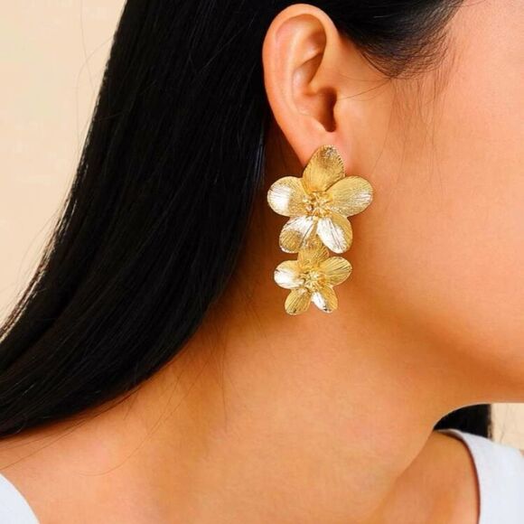 ✨🆕✨ BoHo Gold Double Flower Earrings✨ - Picture 1 of 7